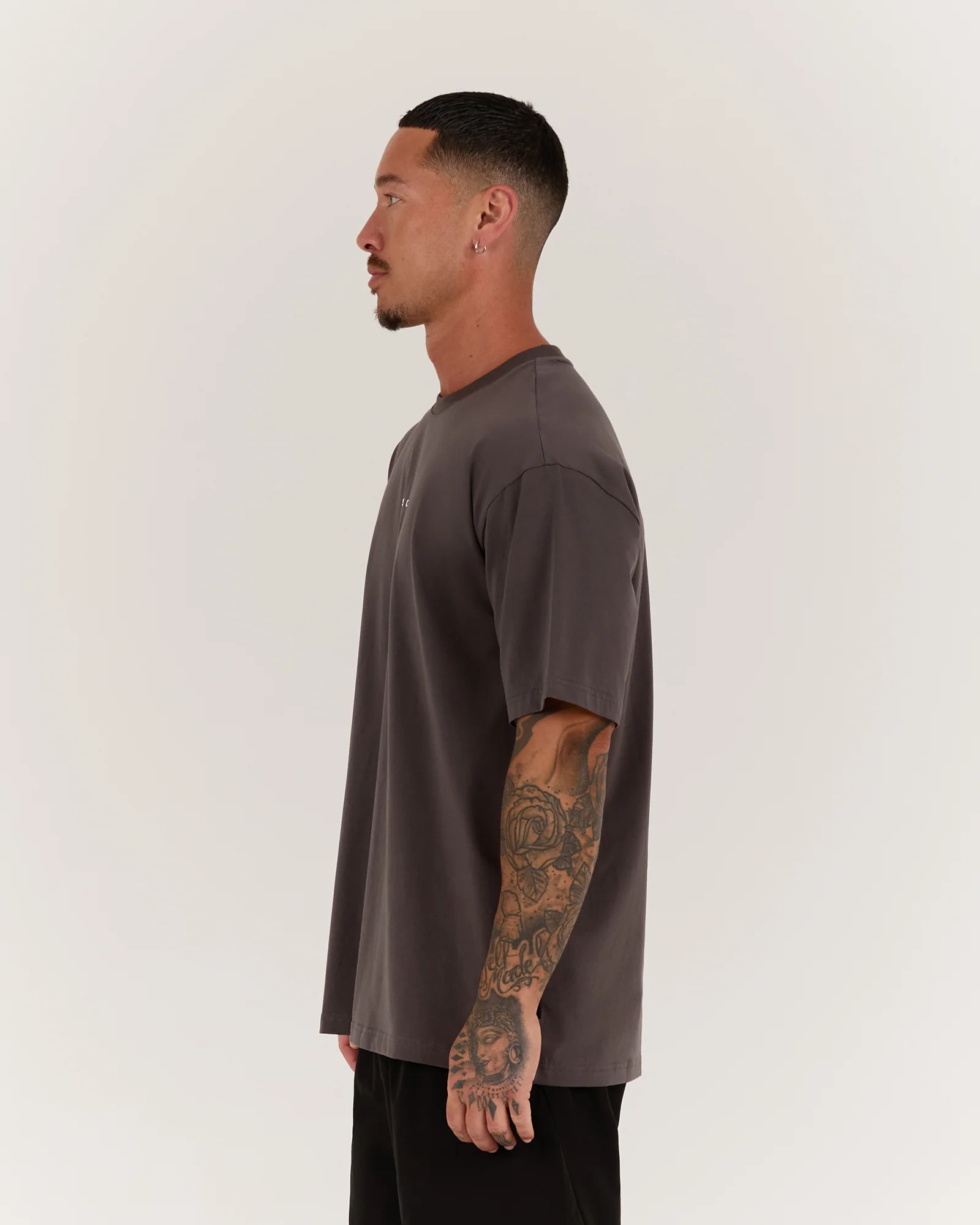 CLASSIC ICON TEE - CHAR - Image 3