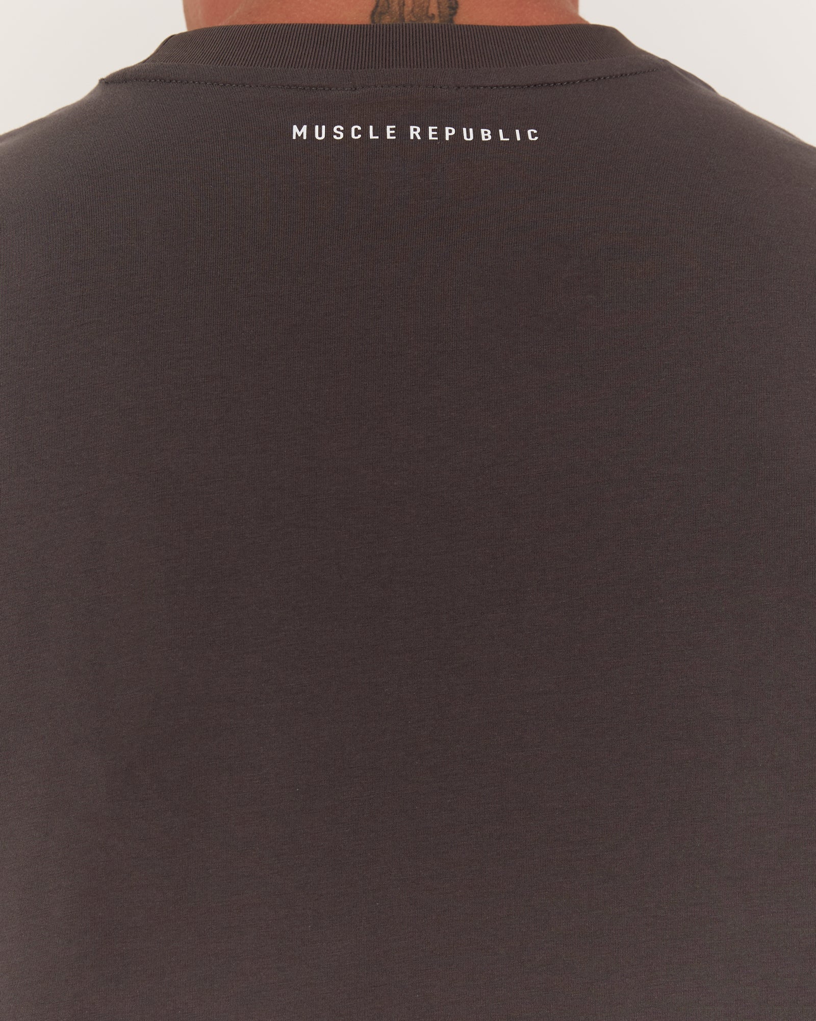 CLASSIC ICON TEE - CHAR - Image 4