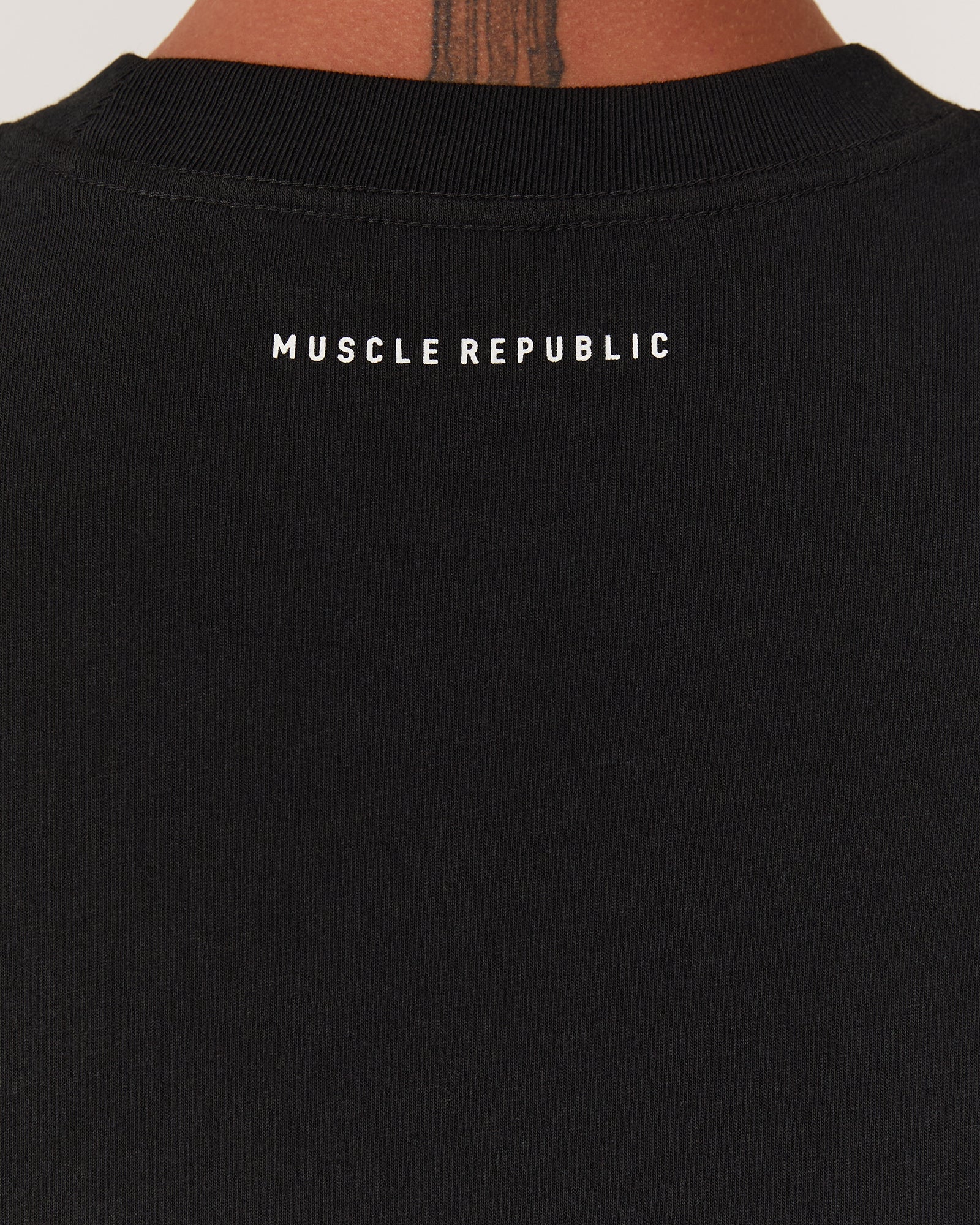 SOLID TIMELESS TEE - BLACK - Image 4